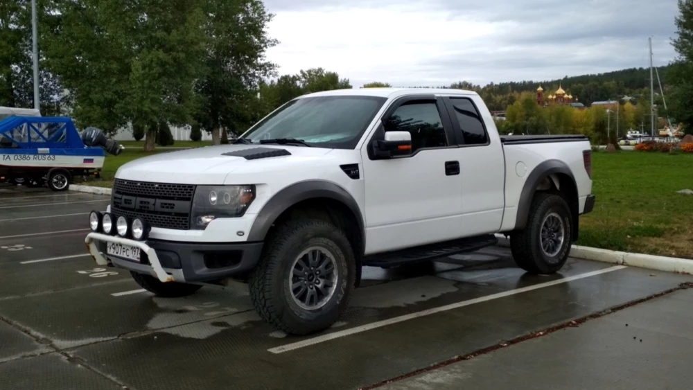 Пикап Ford в России сбоку спереди