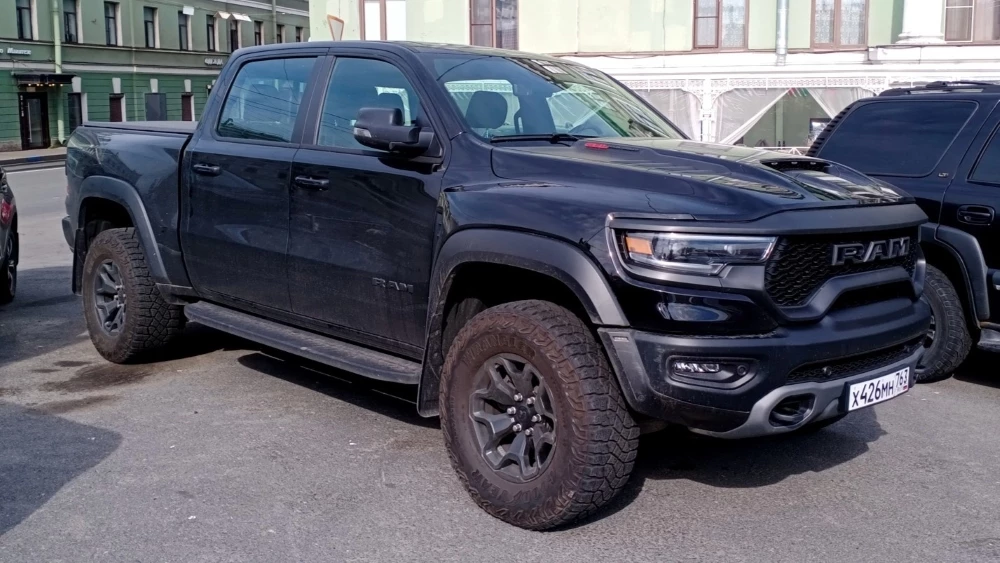 Пикап RAM в России сбоку спереди