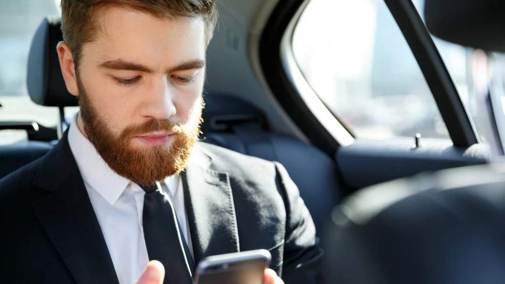 мужчина в автомобиле смартфон билайн