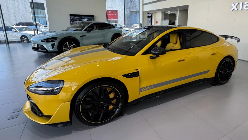 В Китае рухнули цены автомобилей Xiaomi su7 ultra седан желтый сбоку спереди