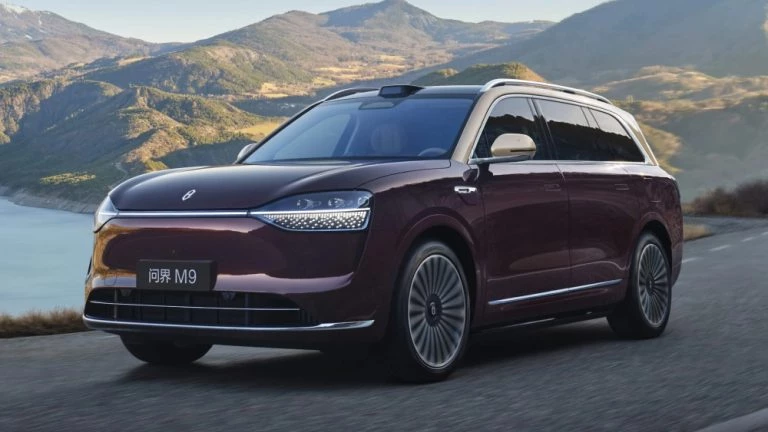 Китайское агентство Landroads назвало самые качественные электромобили и гибриды 2025 года aito m9 кроссовер сбоку спереди