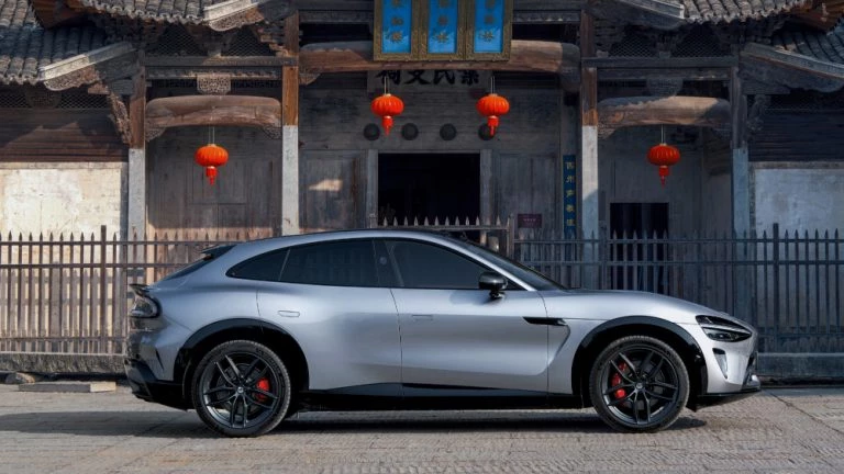 В Китае назвали самые качественные кроссоверы xiaomi yu7 электромобиль сбоку серебряный