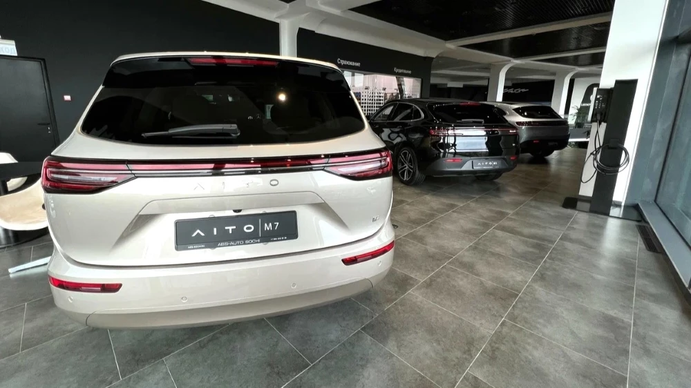 Seres в дилерском центре Aito Абс-авто