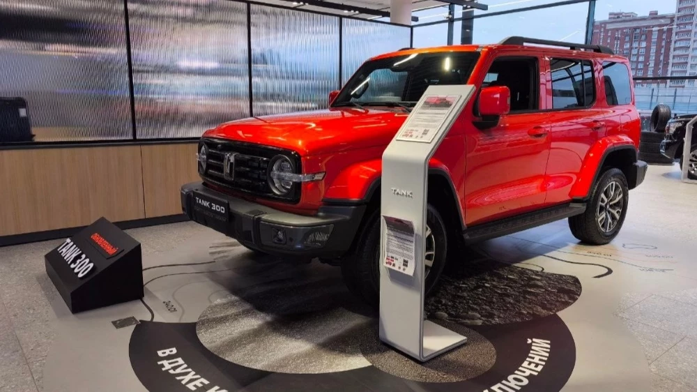 обновленный Tank 300 спереди сбоку у дилера в автосалоне Авангард Санкт-Петербург купить оранжевый