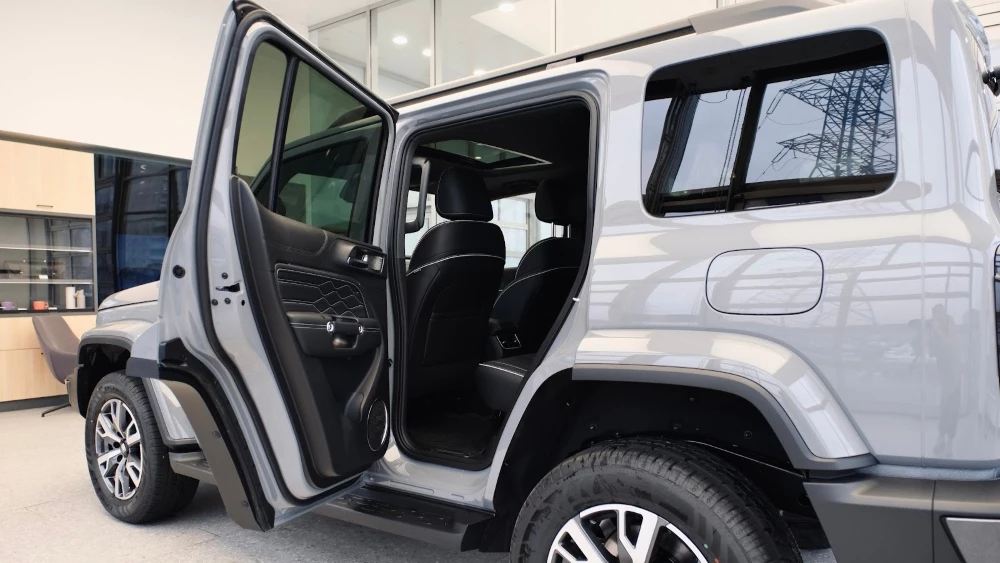 обновленный Tank 300 сбоку сзади у дилера в автосалоне авторусь Москва купить