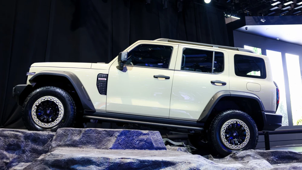 Компания GWM тестирует удлиненный рамный внедорожник Tank 300 в Китае сбоку шанхайский автосалон