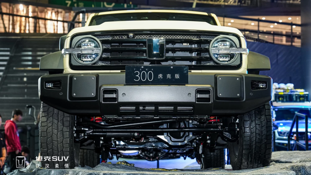Компания GWM тестирует удлиненный рамный внедорожник Tank 300 в Китае спереди шанхайский автосалон подвеска неразрезной мост спереди сзади 