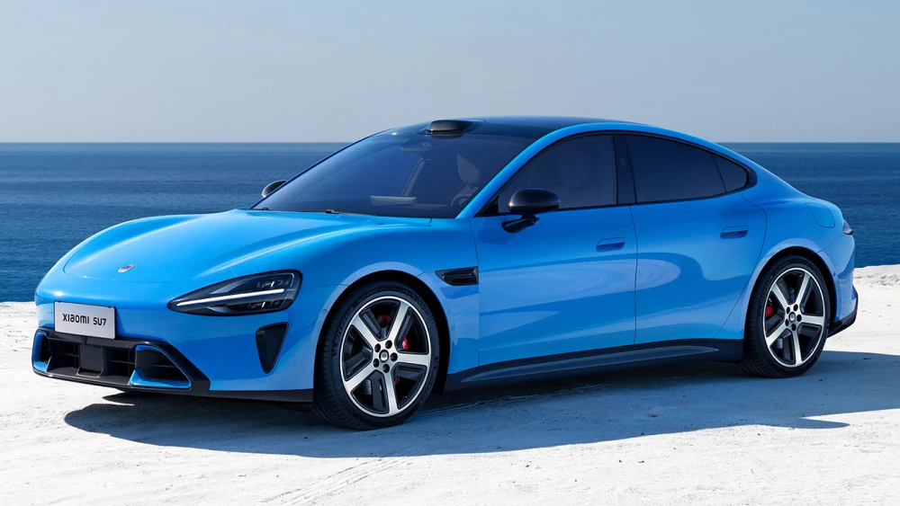 обновленный седан xiaomi su7 электрический голубой сбоку спереди 