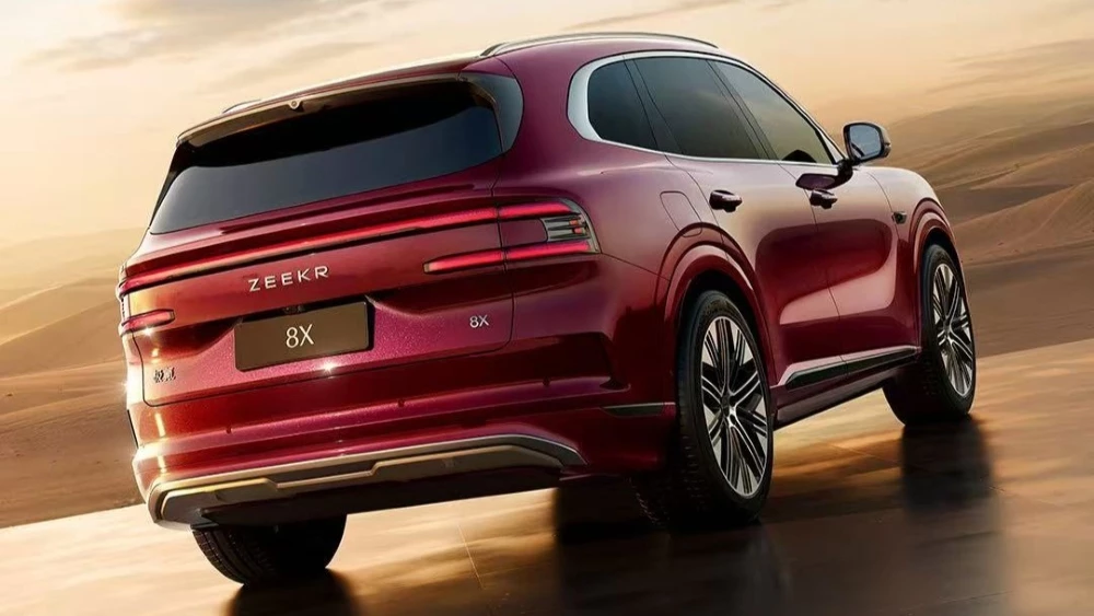 Кроссовер Zeekr 8X сзади сбоку