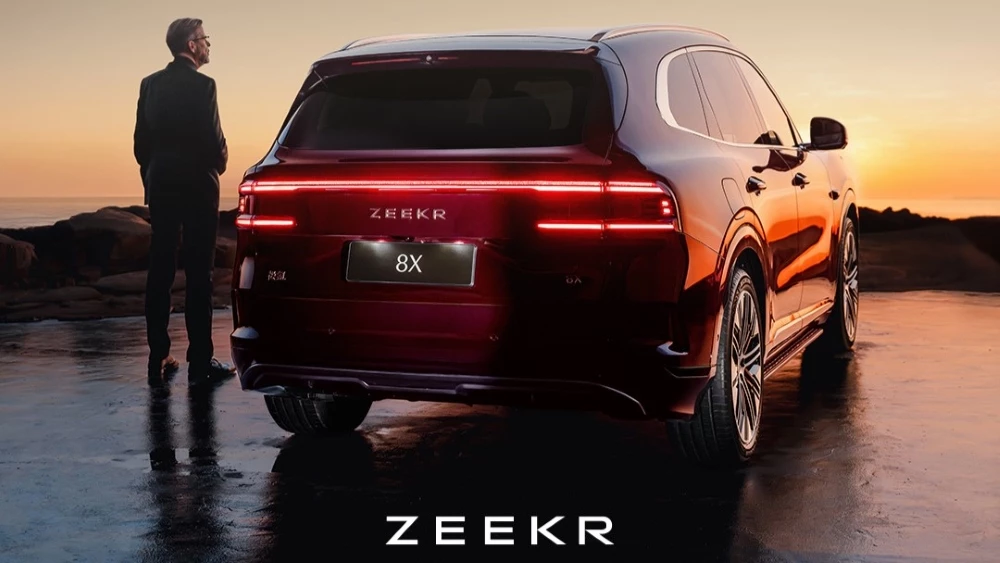 Кроссовер Zeekr 8X сзади сбоку фонарь