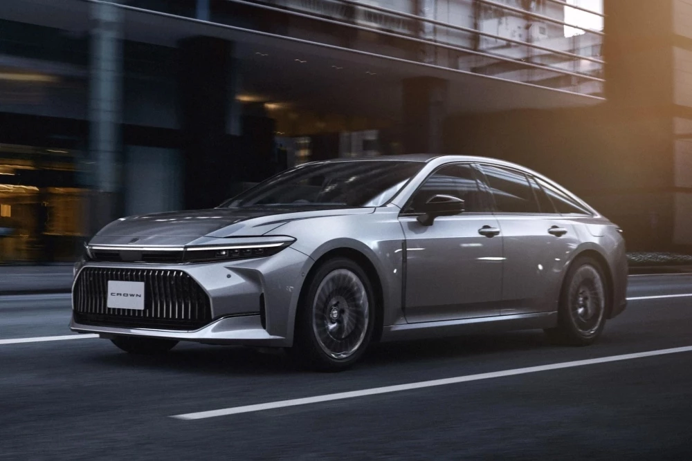 toyota crown спереди сбоку гибрид