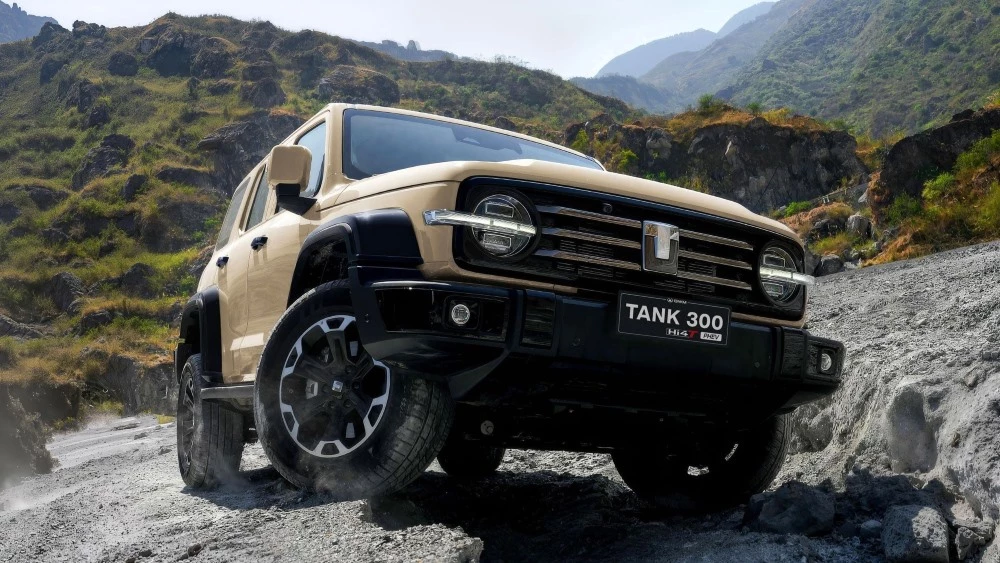 tank 300 hi4-t phev спереди сбоку
