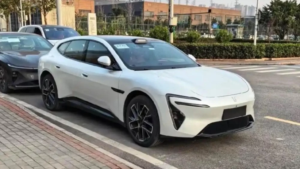 универсал changan avatr 06t сбоку спереди в Китае