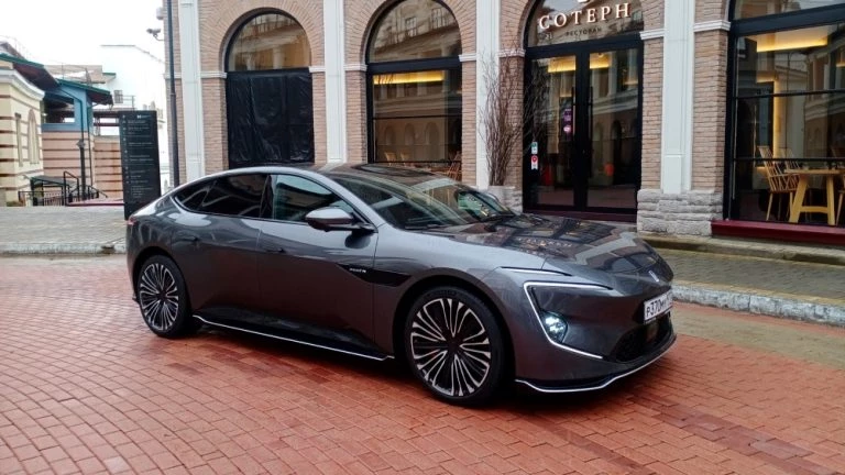 Avatr 12 сбоку спереди тест