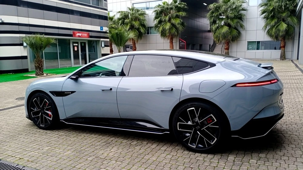 Avatr 12 тест сбоку