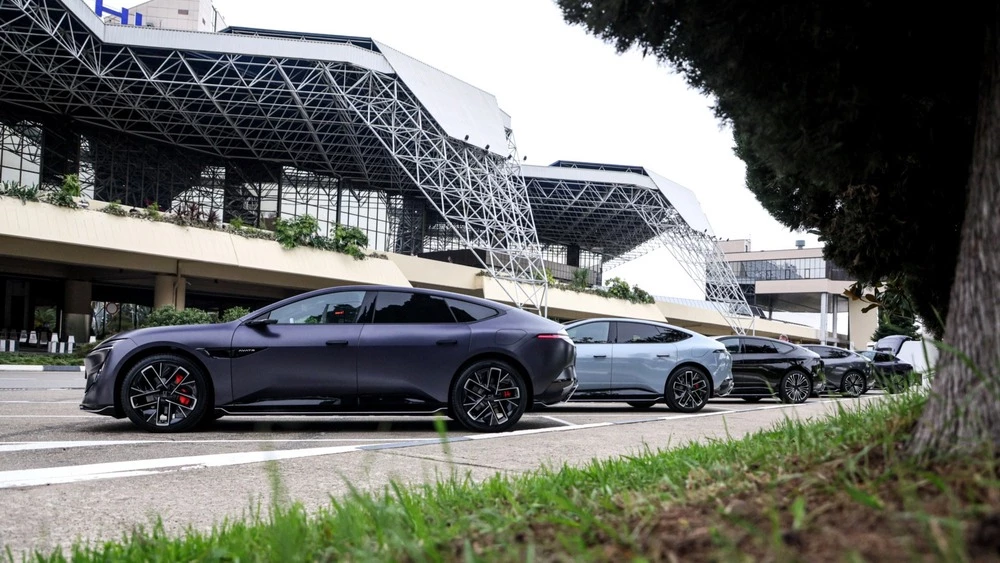 Avatr 12 тест сбоку спереди