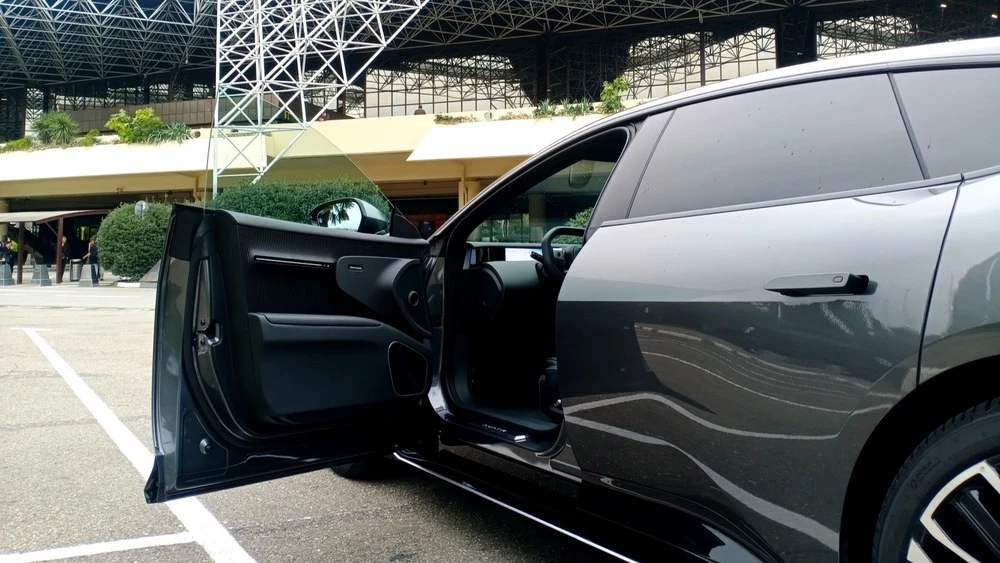 Avatr 12 тест дверь открыта карта