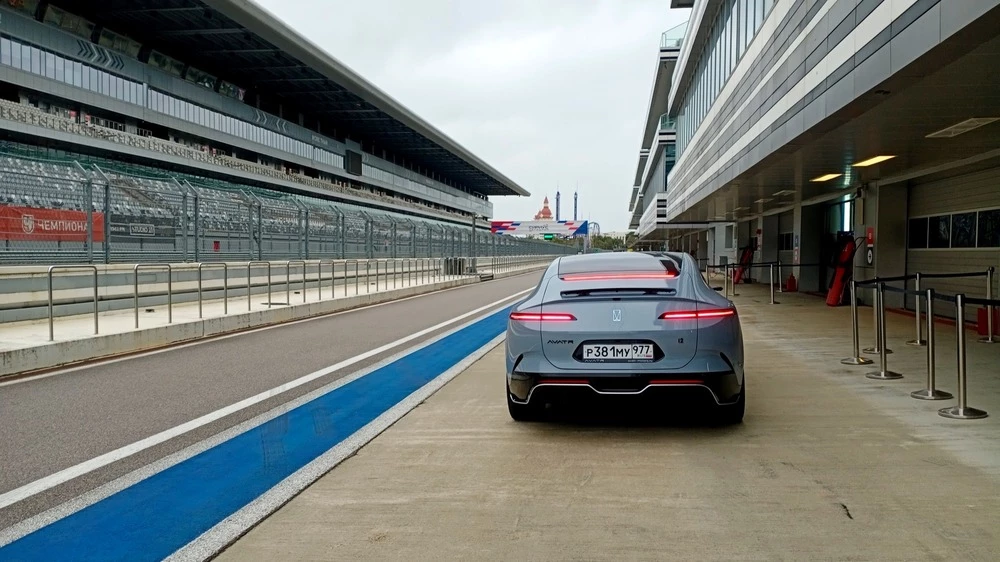 Avatr 12 тест сзади на гоночной трассе