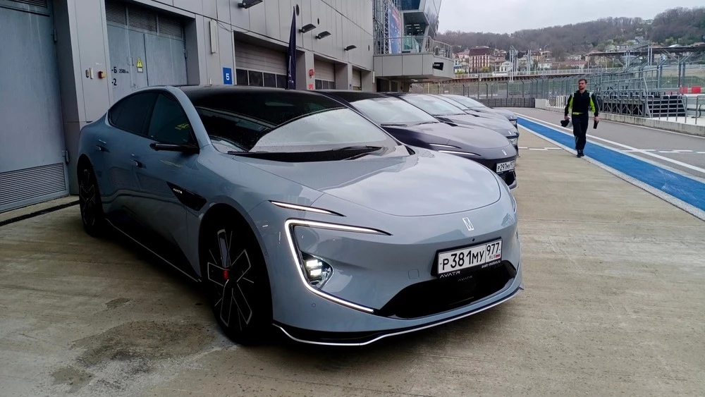 Avatr 12 тест сбоку спереди на гоночной трассе сочи