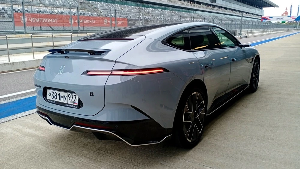 Avatr 12 тест сбоку сзади