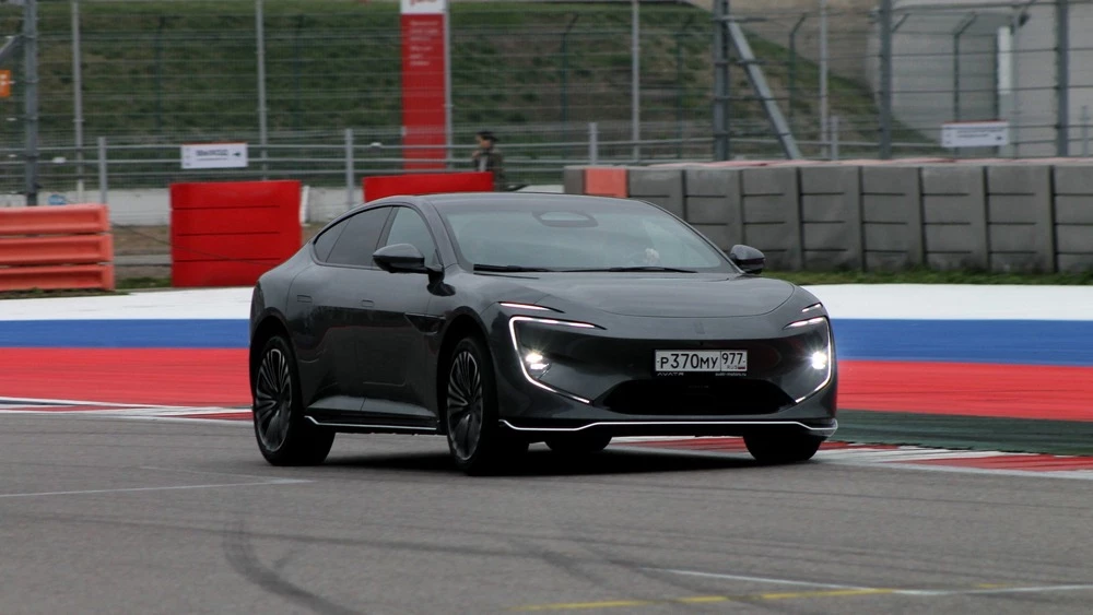 Avatr 12 сбоку спереди тест в динамике