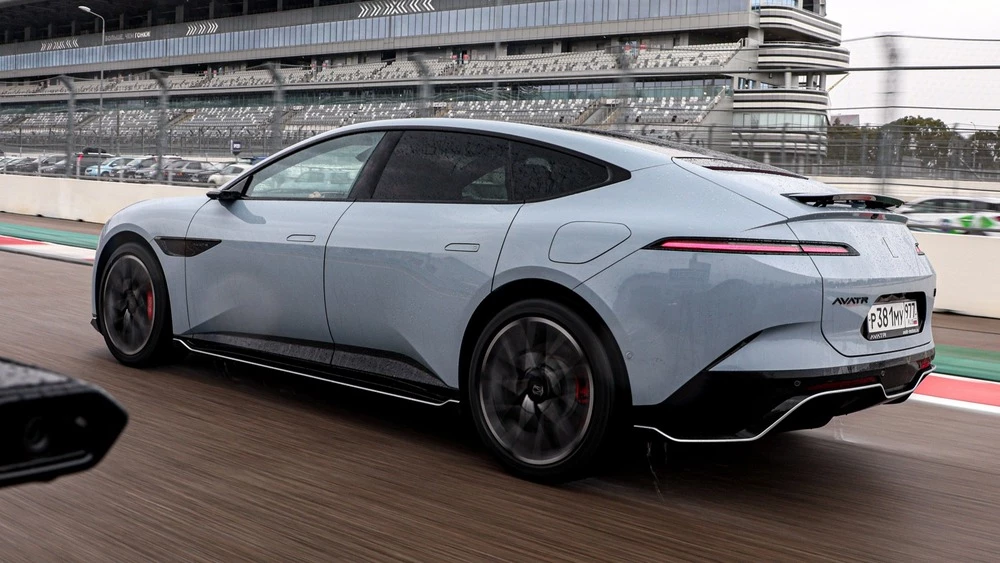 Avatr 12 сбоку сзади тест