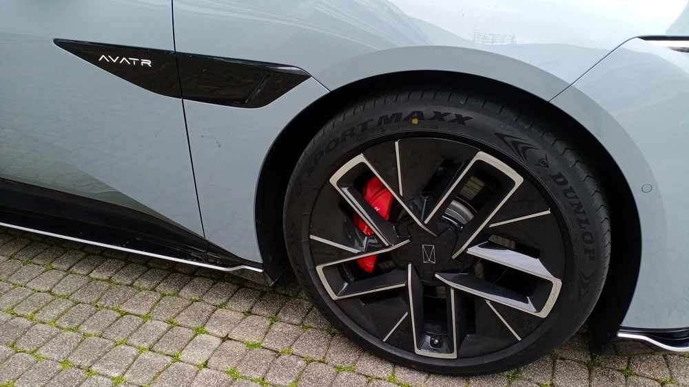 Avatr 12 сбоку тест колесные диски суппорты