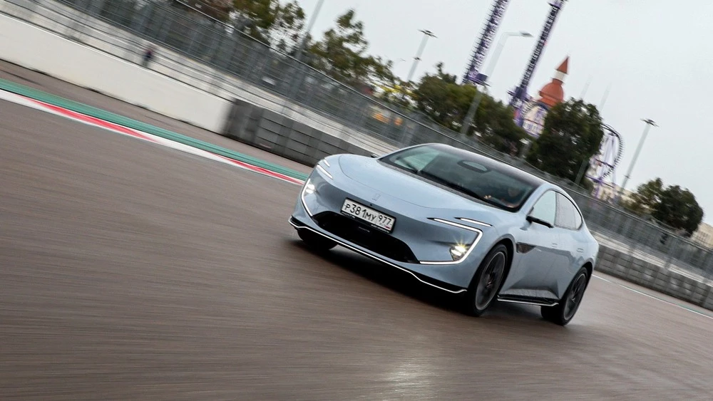 Avatr 12 сбоку спереди тест в динамике на трассе