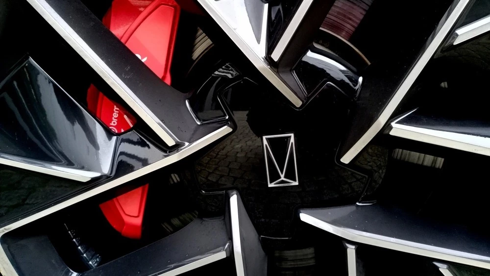 Avatr 12 сбоку тест колесные диски суппорты