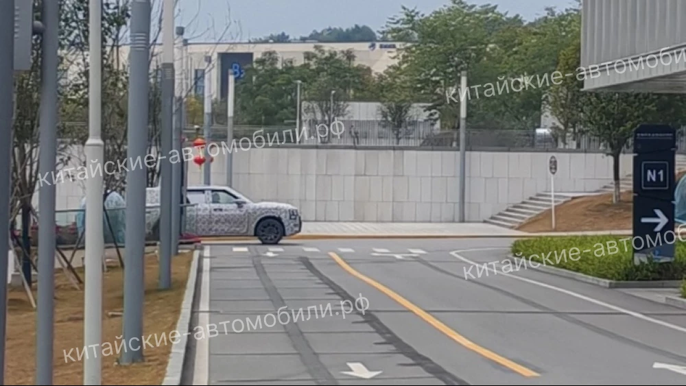 новый кроссовер avatr g618 в Китае во время дорожных тестов сбоку