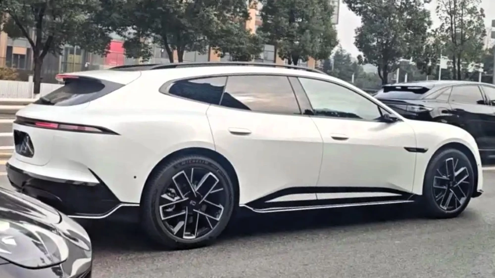 универсал changan avatr 06t сзади сбоку в Китае