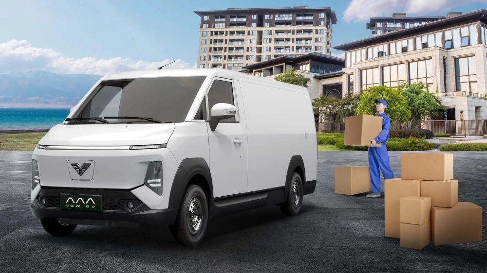 Электрический фургон BAW / Reach V70 сбоку спереди