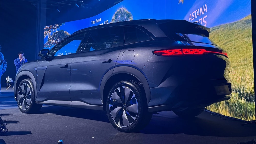 Гибридный кроссовер BYD Atto 8 на презентации в Казахстане сбоку сзади