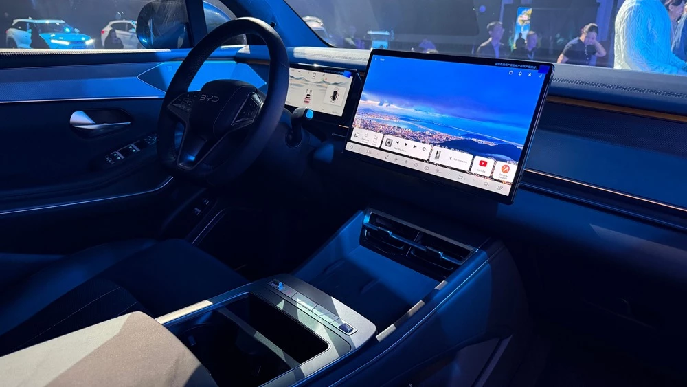 Гибридный кроссовер BYD Atto 8 на презентации в Казахстане салон интерьер