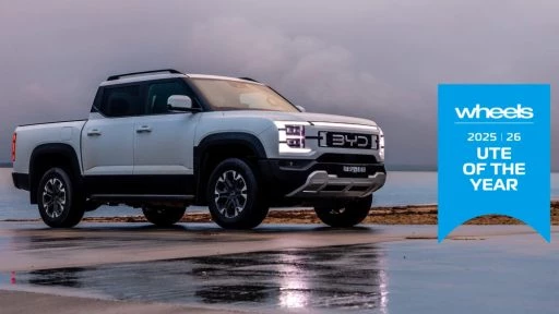 Австралийский журнал Wheels назвал BYD Shark 6 лучшим пикапом 2025 и 2026 годов сбоку спереди белый автомобиль