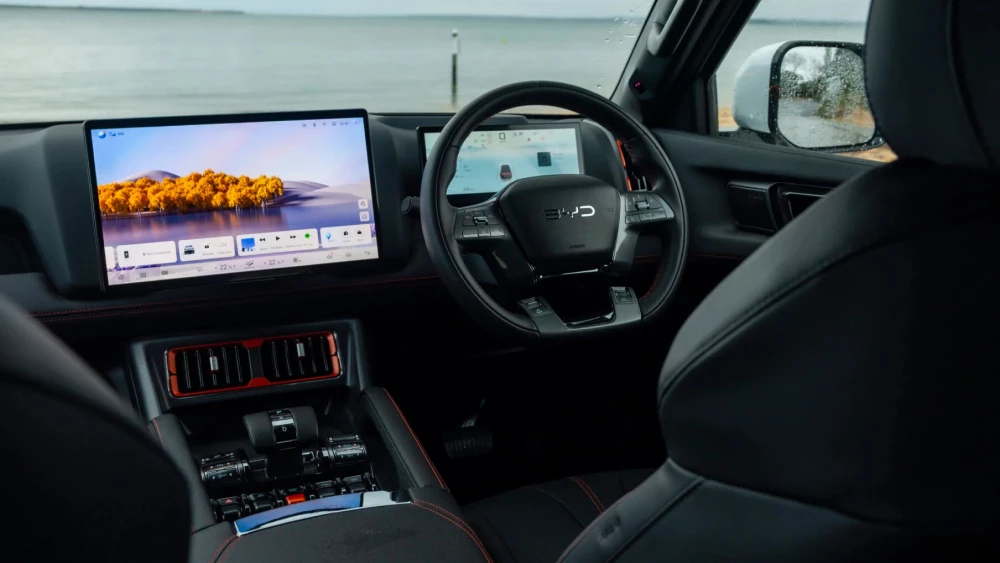 Австралийский журнал Wheels назвал BYD Shark 6 лучшим пикапом 2025 и 2026 годов салон черный