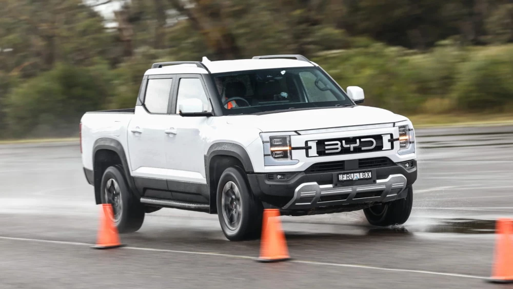 Австралийский журнал Wheels назвал BYD Shark 6 лучшим пикапом 2025 и 2026 годов сбоку спереди белый автомобиль разгон до 100 км/ч 5,7 секунды