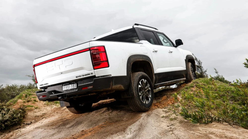 Австралийский журнал Wheels назвал BYD Shark 6 лучшим пикапом 2025 и 2026 годов сбоку сзади белый автомобиль