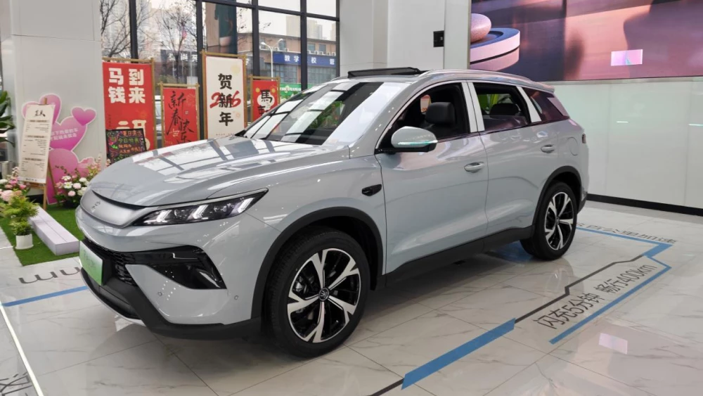 BYD едва попал в Топ-50 китайского рынка автосалон в китае byd song pro sealion 5 dm-i гибридный кроссовер сбоку спереди