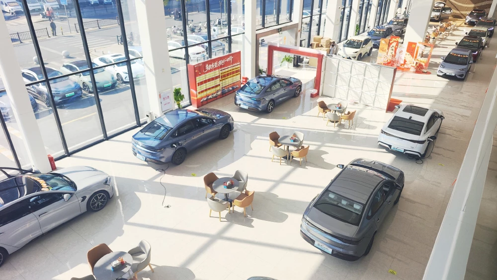 BYD едва попал в Топ-50 китайского рынка автосалон в китае дилерский центр 4S линейки ocean dynasty