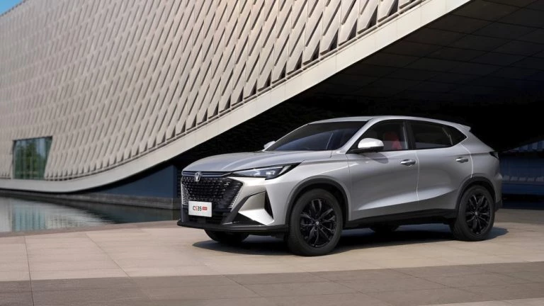 Changan CS35 Max сбоку спереди