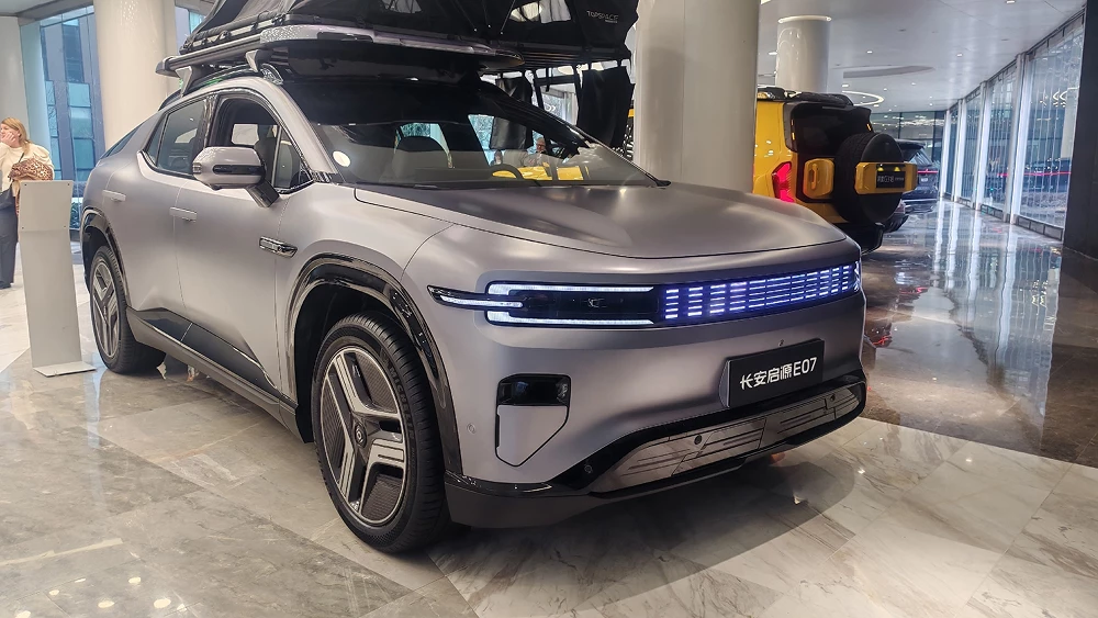 Компания Changan планирует значительно расширить модельный ряд в России в 2026 году deepal e07 nevo e07 сбоку спереди