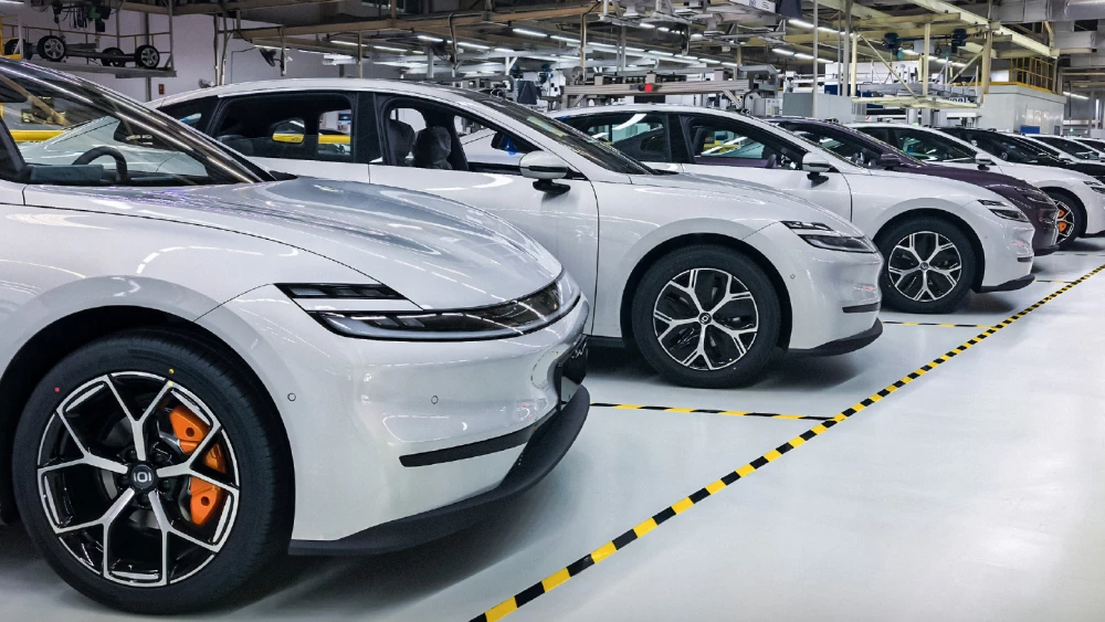 Седан changan nevo a06 сбоку спереди белый