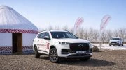 Chery C8 в Казахстане тест сбоку спереди зимой на снегу