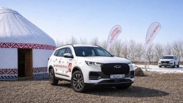 Chery C8 в Казахстане тест сбоку спереди зимой на снегу