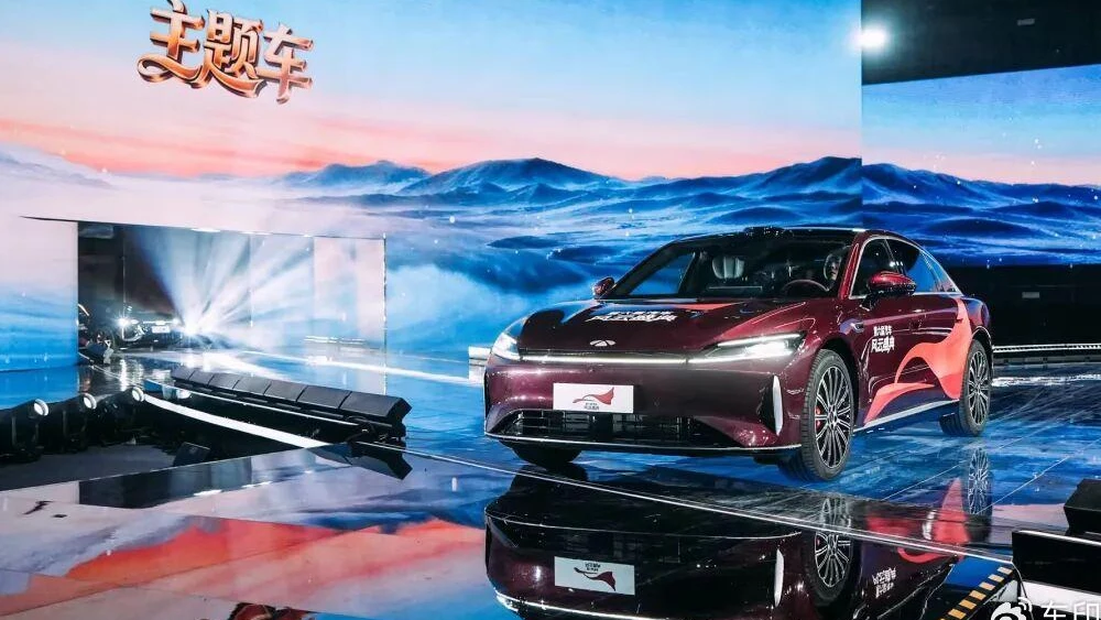 Центральное телевидение Китая назвало лучшие автомобили 2025 года chery fulwin a9l exeed es7 exlantix e01 сбоку спереди гибридный седан