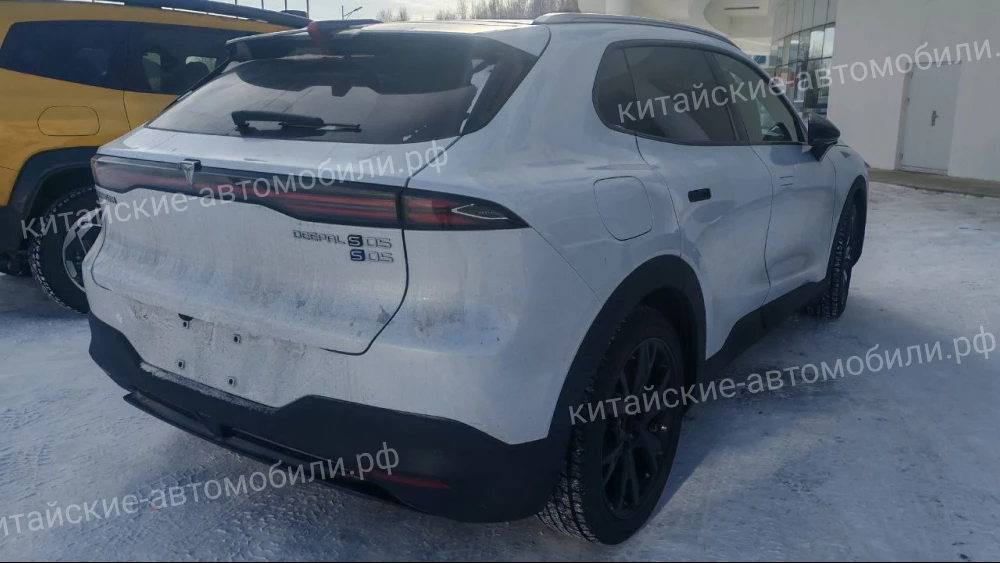 Гибридный Deepal S05 для глобального рынка тестируют в Китае кроссовер белый сбоку сзади changan