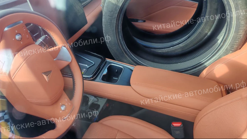 Гибридный Deepal S05 для глобального рынка тестируют в Китае кроссовер белый салон оранжевый рыжий коричневый