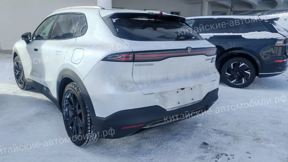 Гибридный Deepal S05 для глобального рынка тестируют в Китае кроссовер белый сбоку сзади changan
