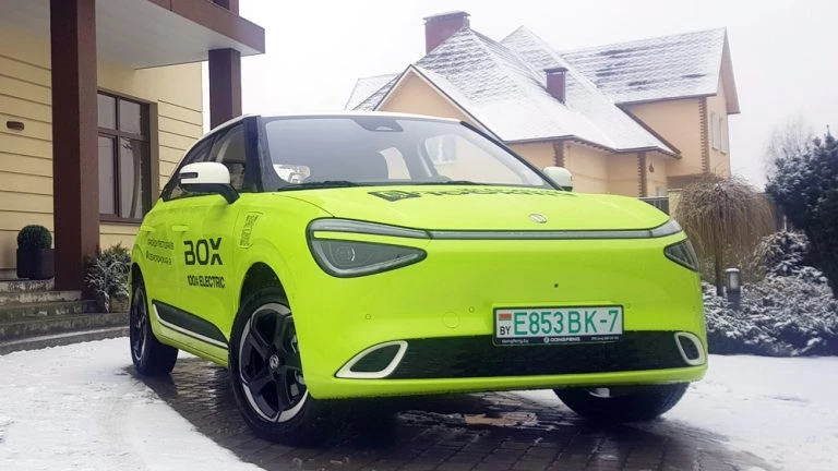 Электромобиль Dongfeng Box EV 330 Plus спереди